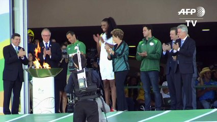 La llama olímpica flamea en Brasil