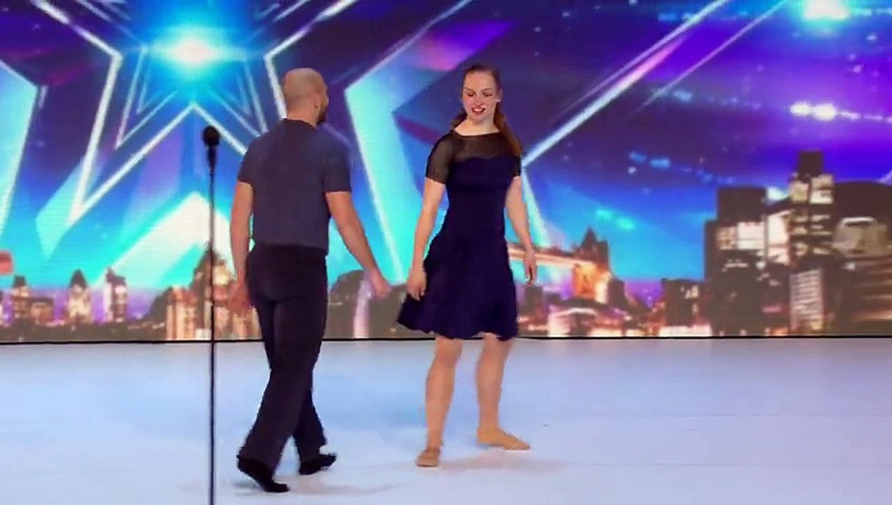 Ce spectacle 100% technologique est hallucinant ! Le jury d'Incroyable talent est debout !