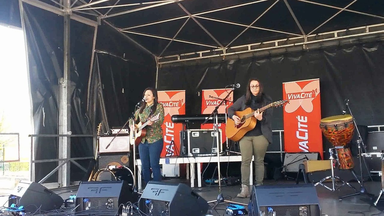 Céléna Sophia - Sourire Aux Abrutis (Live)