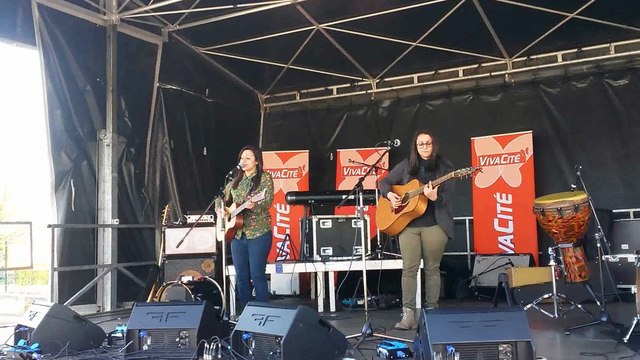 Céléna Sophia - Sourire Aux Abrutis (Live)