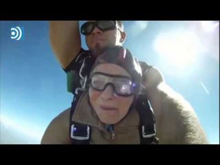 Una anciana celebra su 90 cumpleaños con un salto en paracaídas