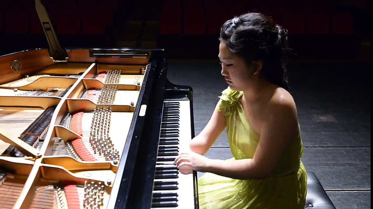 Desi are doar o mana, aceasta fata este extrem de talentata. Privit cat de minunat canta la pian!