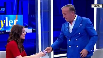 Ali Ağaoğlu Canlı Yayında Cebindeki Parayı Sunucuya Saydırdı