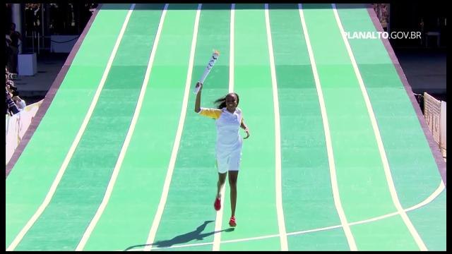 Brasilia recibe la llama olímpica en medio de la crisis política que afecta al país