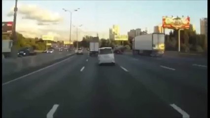 【神業】ドライブレコーダーに映った奇跡の事故回避ドリフト