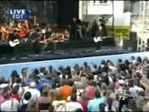 Kelly Clarkson- Never Again [LIVE GMA]