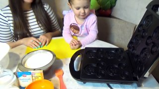 Готовим вафли Микки Маус в вафельнице раскрашиваем съедобными красками make wafers Mickey Mouse