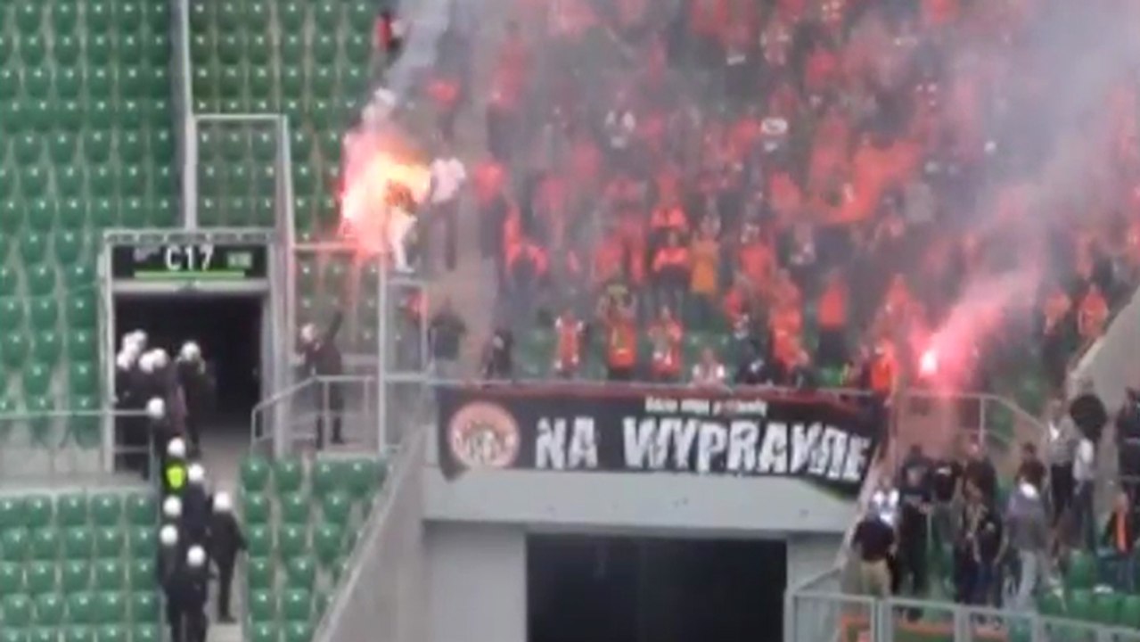 Un policier met le feu à un supporter avec son gaz lacrymogène