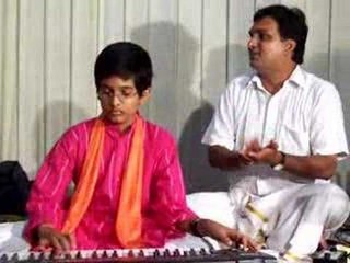 Sathya performing Theeradha Vilayattu Pillai