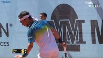 Bernard Tomic a la raquette à l'envers...