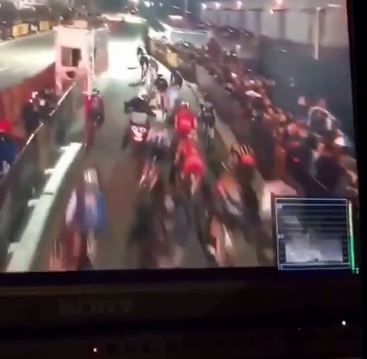 Un motard provoque un énorme carambolage au départ d'une course cycliste