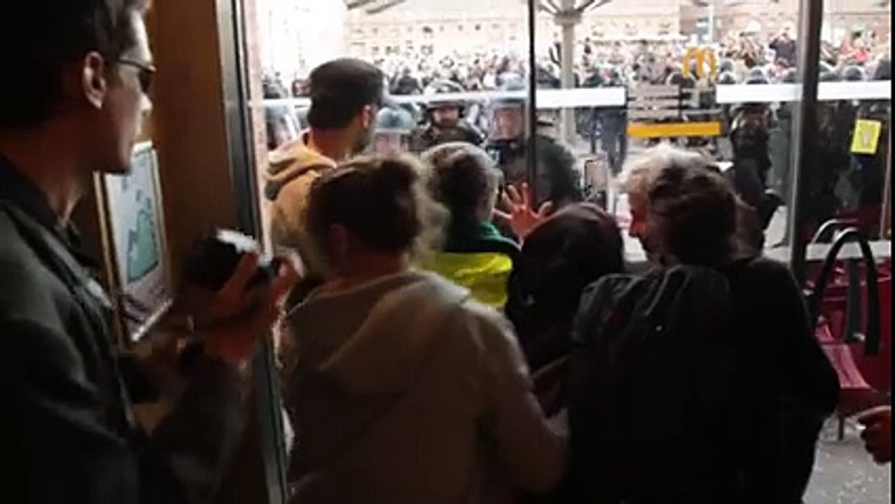 Des casseurs détruisent les portes vitrées du McDo à Toulouse