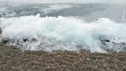 Baykal gölünde ilginç buz dalgaları oluştu
