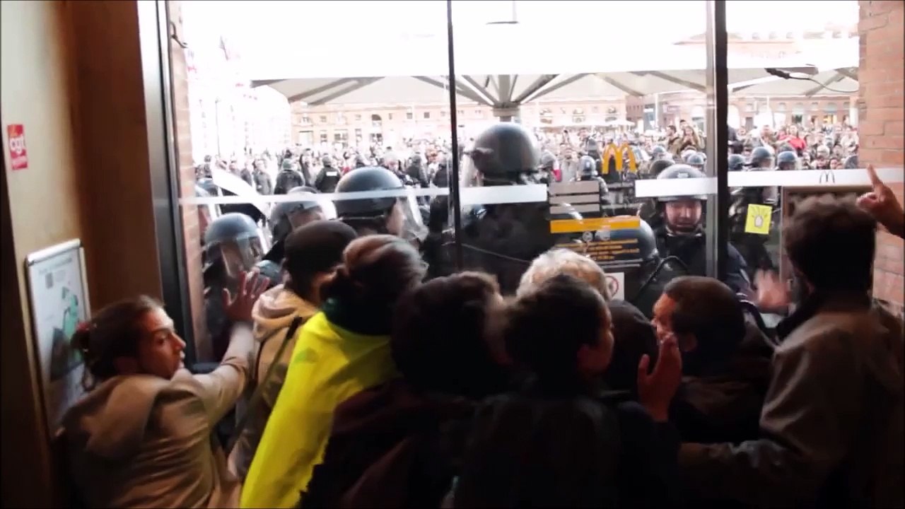 Des manifestant et des CRS brisent la vitrine du McDonald's à toulouse