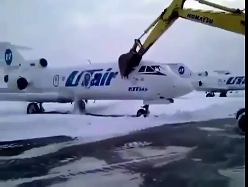 Un homme détruit un avion après avoir appris son licenciement