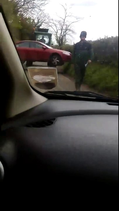 Des fermiers transportent une voiture qui était mal garée LOL