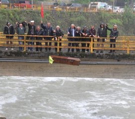 Rize'de İlginç Protesto: Tabutu Dereye Attılar