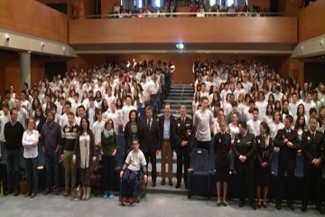 Policía ayuda a jóvenes para que hagan buen uso de Internet