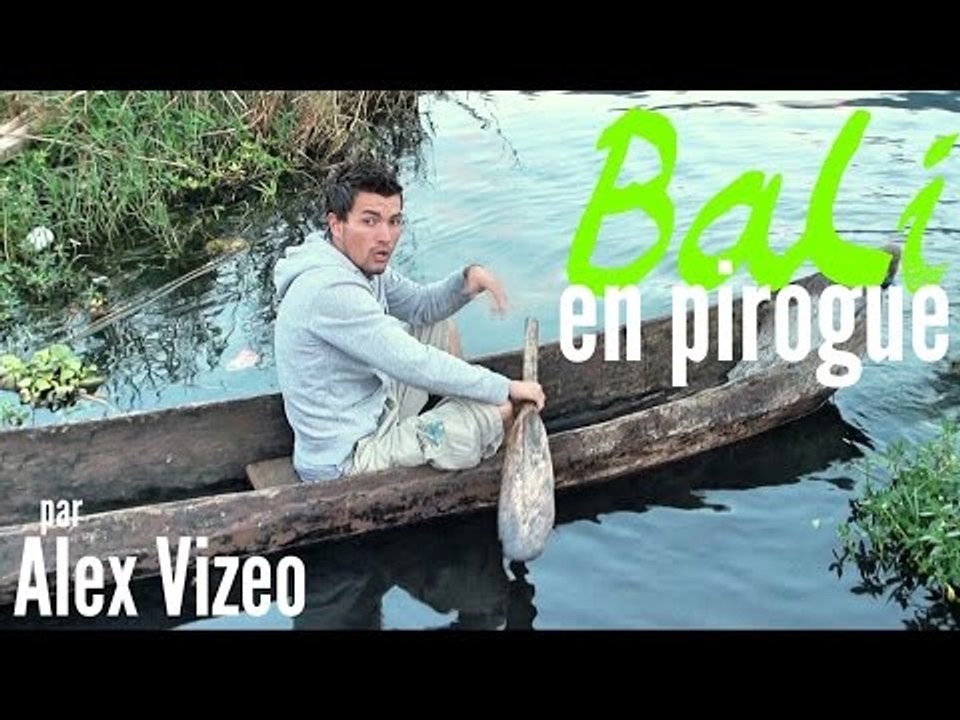 BALI : sur un lac en PIROGUE