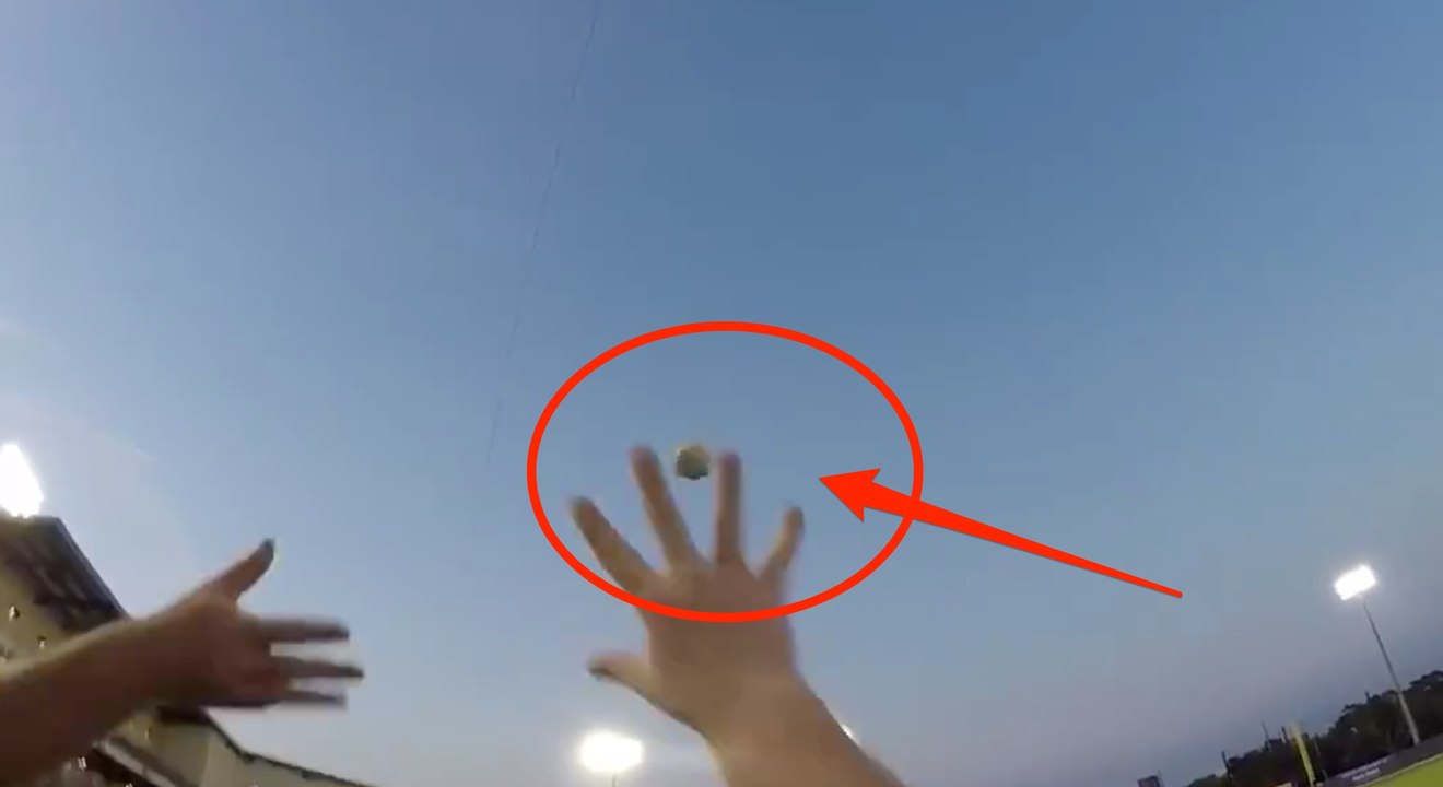 Un spectateur d'un match de baseball réalise le "catch" parfait !