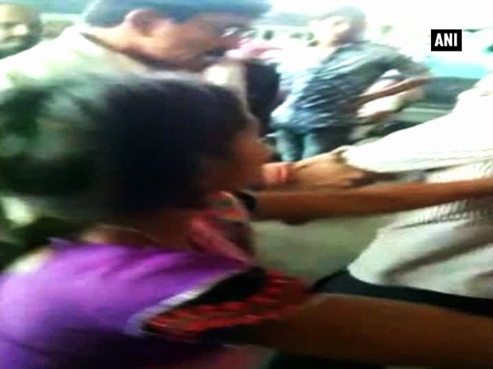 Woman thrashes eve-teaser on railway platform