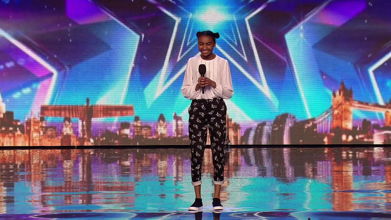 Une jeune fille monte sur scène et fait une performance qui laisse tout le monde sans voix !