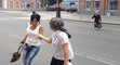 Une mamie harcèle des passants dans la rue pour leur demander une fessée