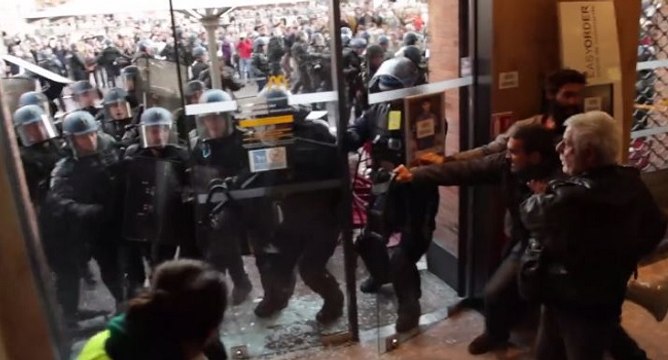 Les vitres du McDo se brisent à Toulouse lors d'une manifestation