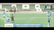 Alors que son équipe prend une fessée, un footballeur se fait consoler par l'arbitre
