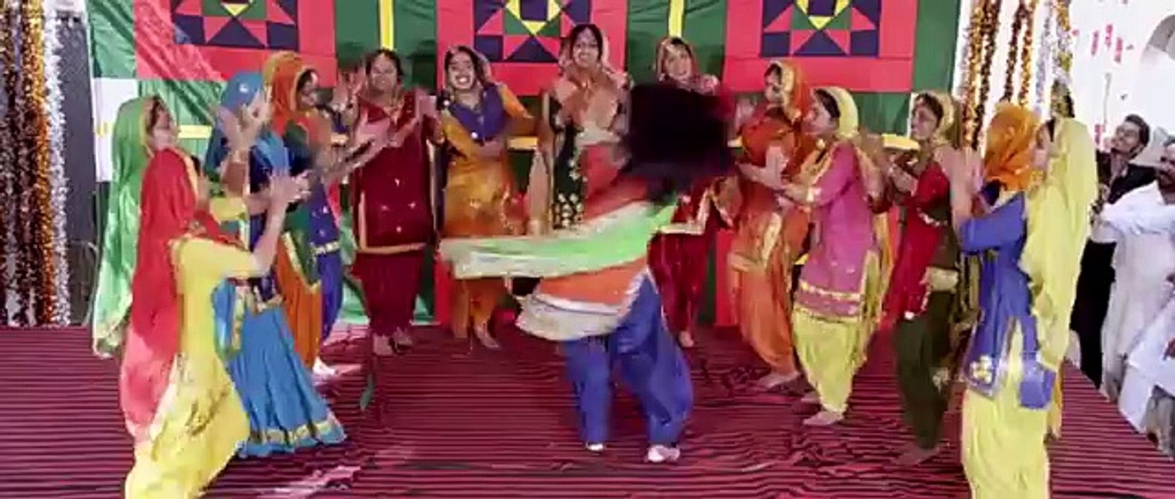 Nee Maa Nachna Patola Ban Kay Nee