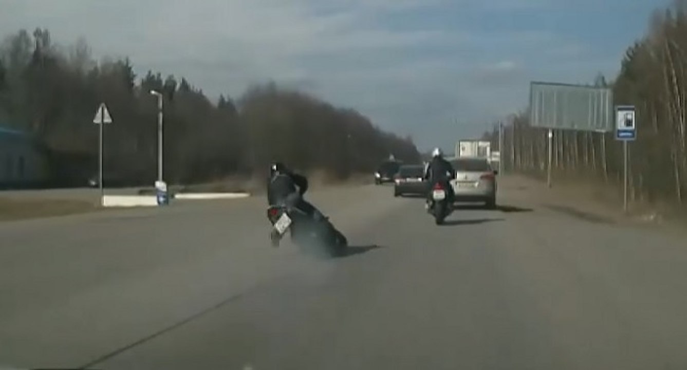 Un motard réalise un freinage d'urgence pour éviter une voiture