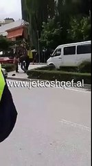 Gruaja gjuan burrin me shapkë mes të rrugës O kurvar! Polici bën sehir