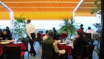 مقاهي ومطاعم طرابلس ملاذ الباحثين عن حياة طبيعية في بلد مأزوم