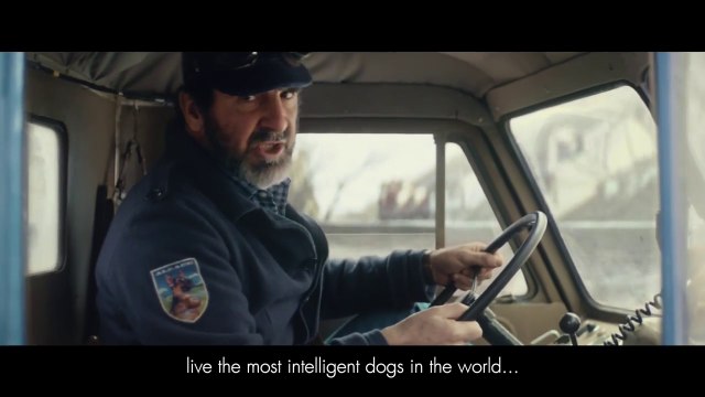 Eric Cantona en livreur de bières dans une pub Kronenbourg