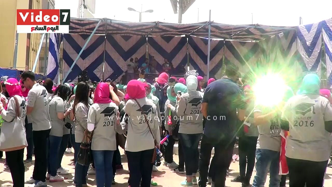 بالفيديو.. طلاب تجارة عين شمس يحتفلون بيوم التخرج على أنغام الأغانى الشعبية