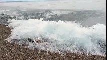 Une vague de glace avance sur le lac Baïkal en Russie : surréaliste