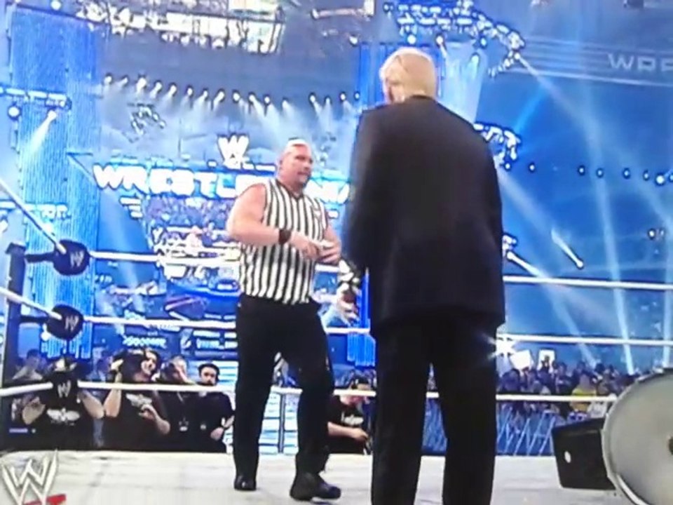 Stone Cold Steve Austin gives Donald Trump a Stunner