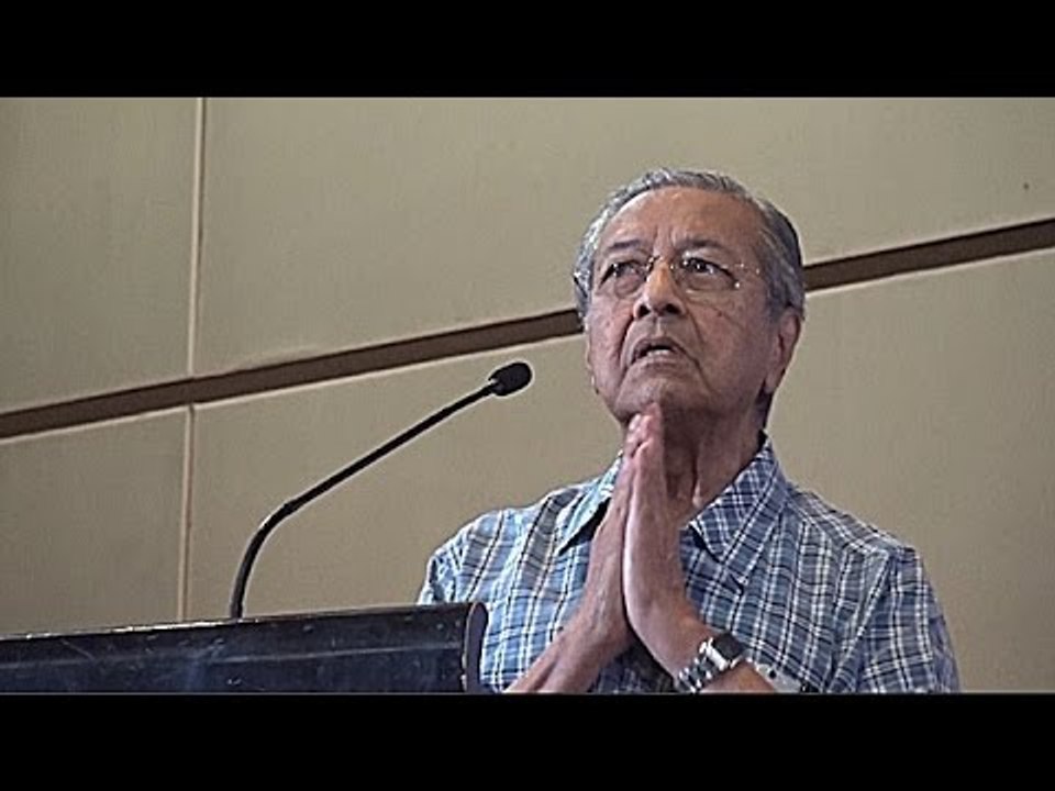 'Cash is king?' Najib sembah duit kata Mahathir