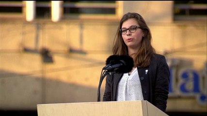Sterre draagt haar gedicht Monument voor op de Dam - RTV Noord