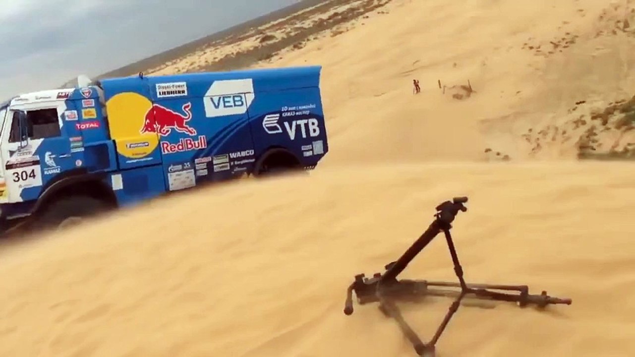 Un photographe se fait rouler dessus par un camion pendant un Rallye