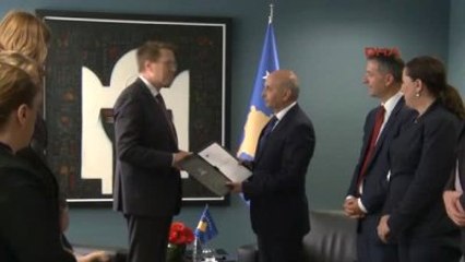 AB Kosova Temsilcisi Zbogar, Avrupa Komisyonu Tavsiye Kararını Başbakan Mustafa'ya Teslim Etti