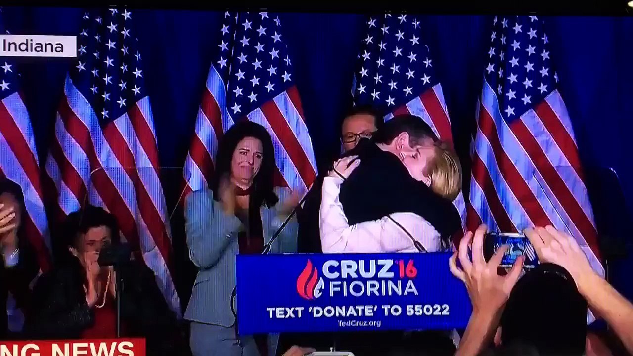 Ted Cruz se rend pas compte qu'il donne un coup de coude au visage de sa femme!