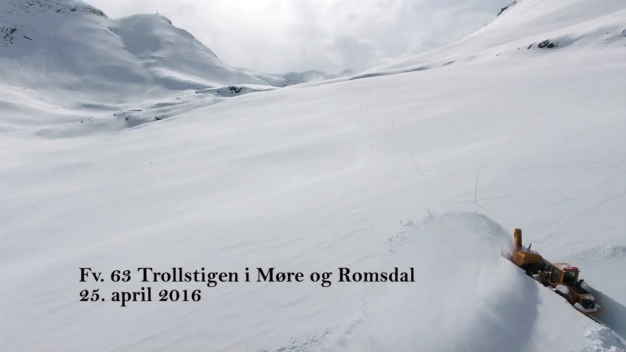 Opération de déneigement en montagne en Norvège.