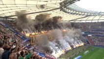 Bandeiras, mosaicos e fumaça! Torcedores dão show na final da Copa da Polônia