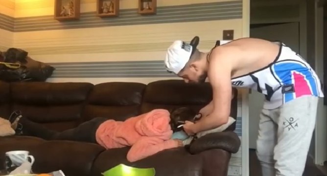 Il coupe les cheveux de sa copine pendant qu'elle fait la sieste