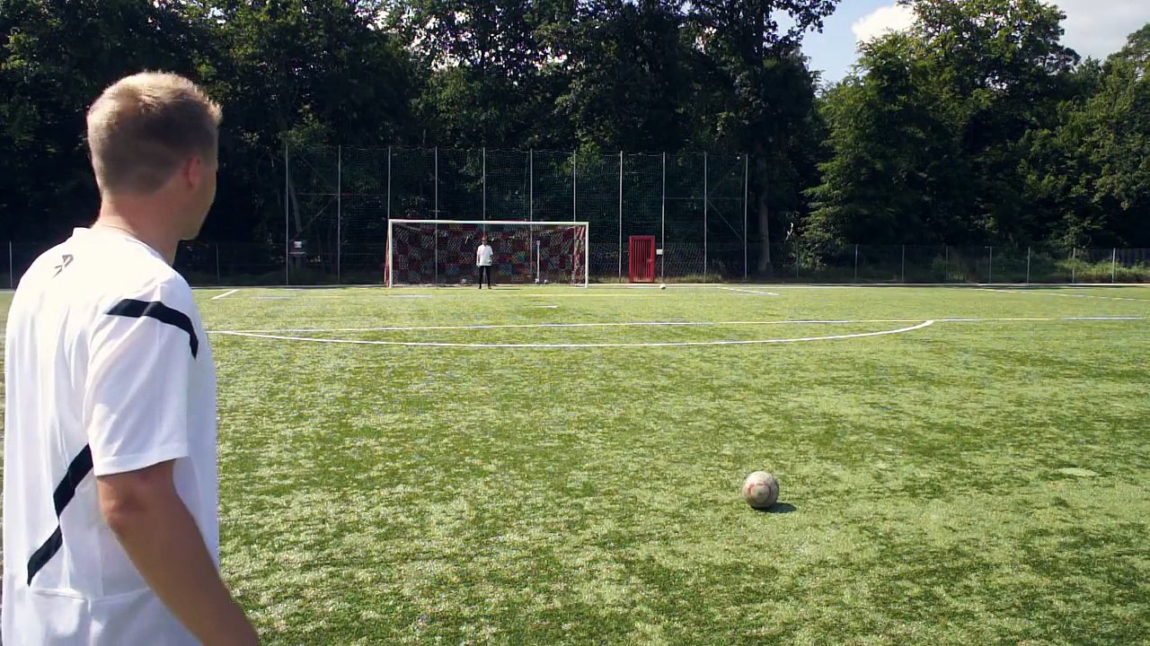 Best Free Kicks Montage  - Ronaldo vs. Messi Shots - freekickerz