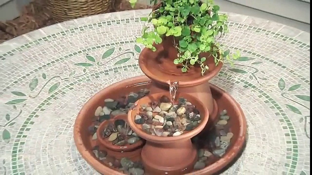 A introdus cateva ghivece intr-o galeata cu apa, o ora mai tarziu rezultatul este uimitor!