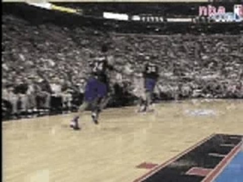 Basketball-Allen Iverson dunks on Vince carter