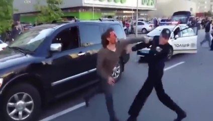 Un ex-champion de lutte se bat avec 7 policiers