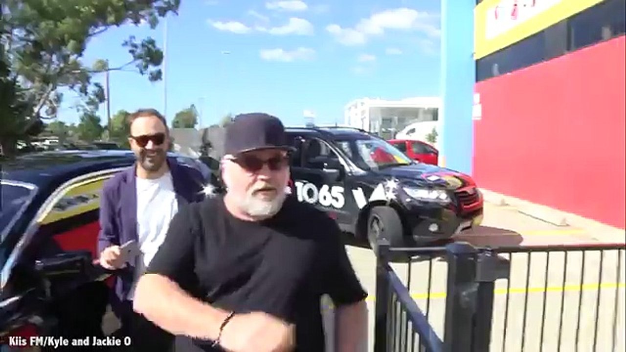 Kyle Sandilands surprises woman trying to sell his Easter showbag _ Daily Mail Online